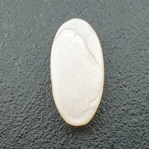 Kamień księżycowy biały kaboszon carved 23x11 mm nr 226 Kamień księżycowy biały kaboszon carved 23x11 mm nr 226