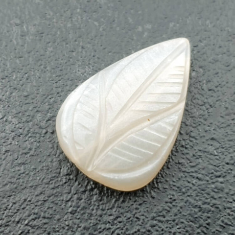 Kamień księżycowy biały kaboszon carved 23x16 mm nr 228 Kamień księżycowy biały kaboszon carved 23x16 mm nr 228