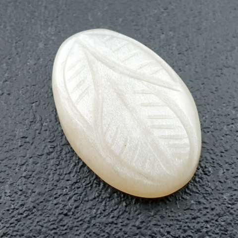 Kamień księżycowy biały kaboszon carving 24x16 mm nr 255 Kamień księżycowy biały kaboszon carving 24x16 mm nr 255