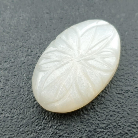 Kamień księżycowy biały kaboszon carved 25x16 mm nr 252 Kamień księżycowy biały kaboszon carved 25x16 mm nr 252