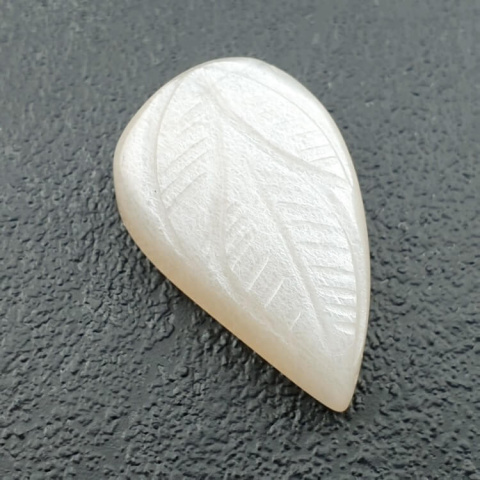 Kamień księżycowy biały kaboszon carved 25x16 mm nr 286 Kamień księżycowy biały kaboszon carved 25x16 mm nr 286
