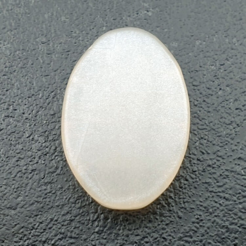Kamień księżycowy biały kaboszon carved 25x17 mm nr 258 Kamień księżycowy biały kaboszon carved 25x17 mm nr 258