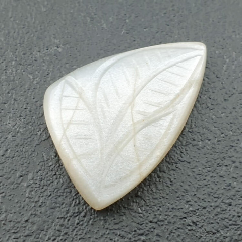 Kamień księżycowy biały kaboszon carved 25x19 mm nr 233 Kamień księżycowy biały kaboszon carved 25x19 mm nr 233