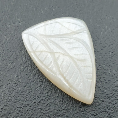 Kamień księżycowy biały kaboszon carved 25x19 mm nr 233 Kamień księżycowy biały kaboszon carved 25x19 mm nr 233