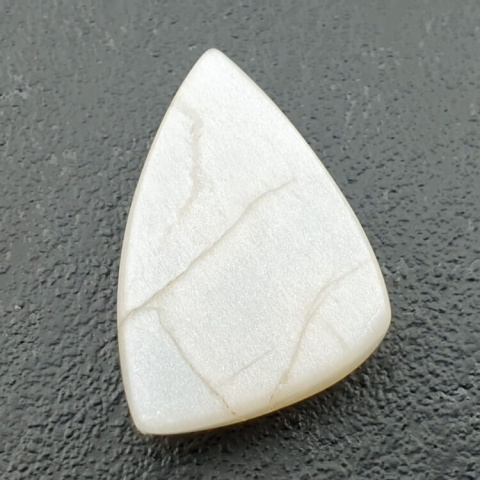 Kamień księżycowy biały kaboszon carved 25x19 mm nr 233 Kamień księżycowy biały kaboszon carved 25x19 mm nr 233
