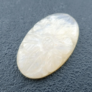 Kamień księżycowy biały kaboszon carving 26x16 mm nr 249