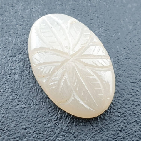 Kamień księżycowy biały kaboszon carved 26x17 mm nr 212 Kamień księżycowy biały kaboszon carved 26x17 mm nr 212