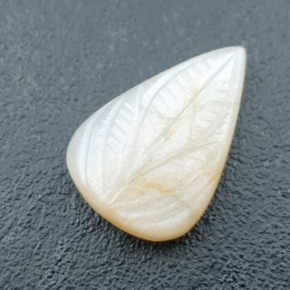 Kamień księżycowy biały kaboszon carved 26x17 mm nr 273