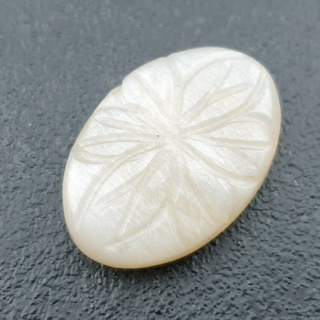 Kamień księżycowy biały kaboszon carving 26x18 mm nr 261