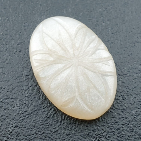 Kamień księżycowy biały kaboszon carving 26x18 mm nr 261 Kamień księżycowy biały kaboszon carving 26x18 mm nr 261