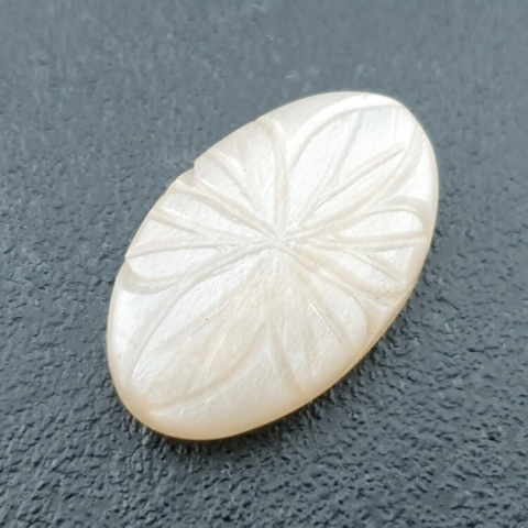 Kamień księżycowy biały kaboszon carving 27x17 mm nr 274 Kamień księżycowy biały kaboszon carving 27x17 mm nr 274