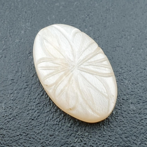 Kamień księżycowy biały kaboszon carving 27x17 mm nr 274 Kamień księżycowy biały kaboszon carving 27x17 mm nr 274