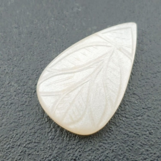 Kamień księżycowy biały kaboszon carved 29x19 mm nr 264