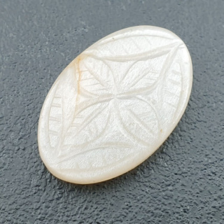 Kamień księżycowy biały kaboszon carved 30x19 mm nr 250