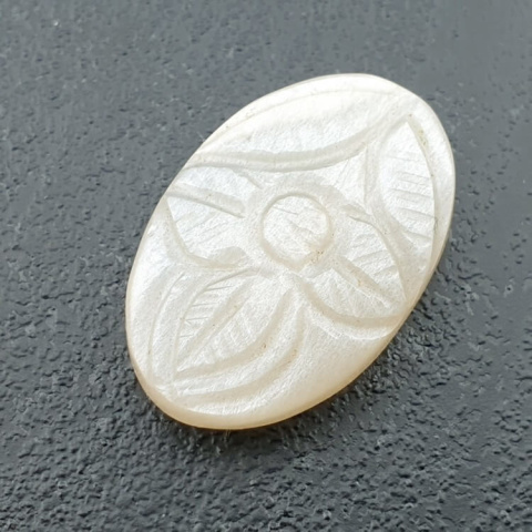 Kamień księżycowy biały kaboszon carving 26x18 mm nr 194 Kamień księżycowy biały kaboszon carving 26x18 mm nr 194