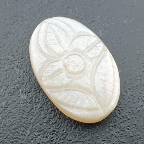 Kamień księżycowy biały kaboszon carving 26x18 mm nr 194 Kamień księżycowy biały kaboszon carving 26x18 mm nr 194