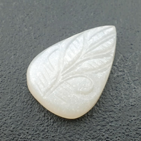 Kamień księżycowy biały kaboszon carved 26x18 mm nr 202 Kamień księżycowy biały kaboszon carved 26x18 mm nr 202