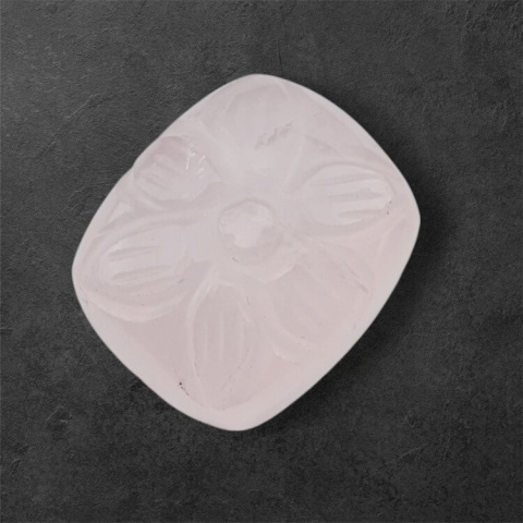 Kwarc różowy kaboszon carved 22x18 mm nr 36 Kwarc różowy kaboszon carved 22x18 mm nr 36
