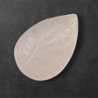 Kwarc różowy kaboszon carved 23x16 mm nr 26