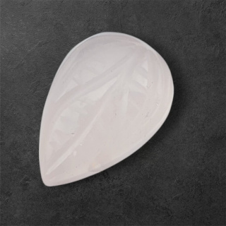 Kwarc różowy kaboszon carved 23x16 mm nr 52