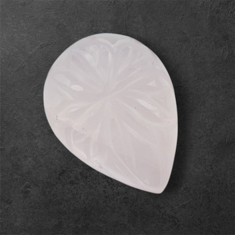 Kwarc różowy kaboszon carved 24x18 mm nr 34 Kwarc różowy kaboszon carved 24x18 mm nr 34