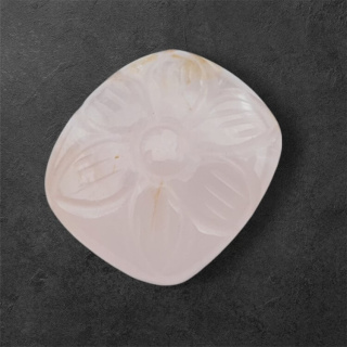 Kwarc różowy kaboszon carved 24x21 mm nr 48