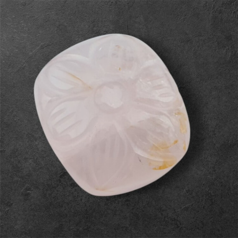 Kwarc różowy kaboszon carved 24x21 mm nr 48 Kwarc różowy kaboszon carved 24x21 mm nr 48