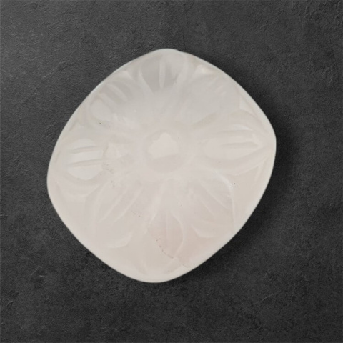 Kwarc różowy kaboszon carved 25x22 mm nr 1 Kwarc różowy kaboszon carved 25x22 mm nr 1