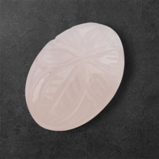 Kwarc różowy kaboszon carved 26x18 mm nr 53