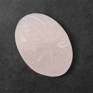 Kwarc różowy kaboszon carved 26x18 mm nr 53