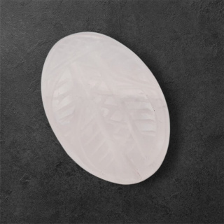 Kwarc różowy kaboszon carved 26x18 mm nr 56