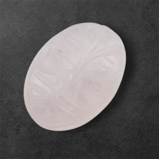 Kwarc różowy kaboszon carved 26x19 mm nr 41