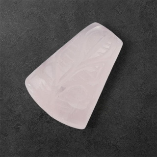 Kwarc różowy kaboszon carved 26x19 mm nr 50
