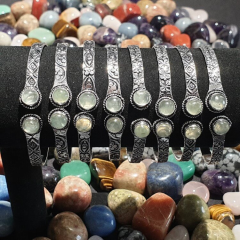 Bransoletka bangle prehnit zdobiona kolor srebrny Bransoletka bangle prehnit zdobiona kolor srebrny