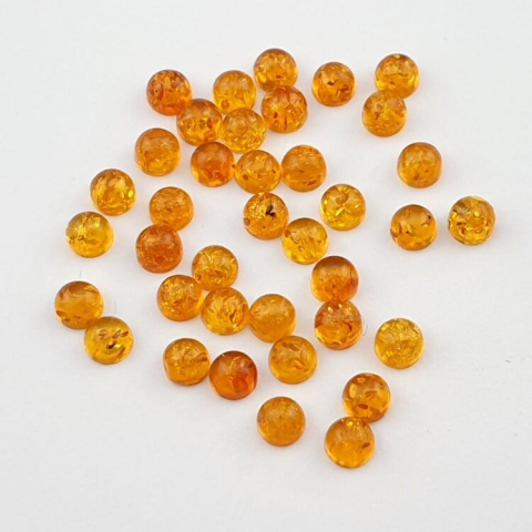 Bursztyn bałtycki kaboszon fi 4 mm 1 szt Bursztyn bałtycki kaboszon fi 4 mm 1 szt