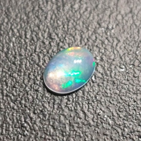 Opal z Etiopii kaboszon 8x6 mm nr 381 Opal z Etiopii kaboszon 8x6 mm nr 381