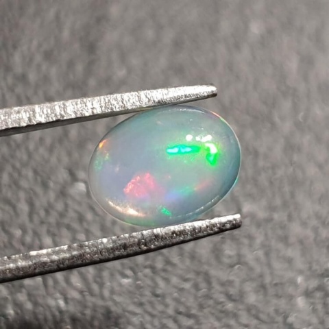 Opal z Etiopii kaboszon 8x6 mm nr 381 Opal z Etiopii kaboszon 8x6 mm nr 381