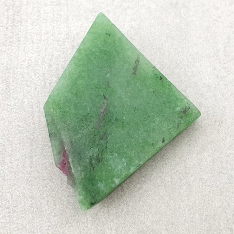 Zoisyt z rubinem cięty surowy 26x28 mm nr 22 Zoisyt z rubinem cięty surowy 26x28 mm nr 22