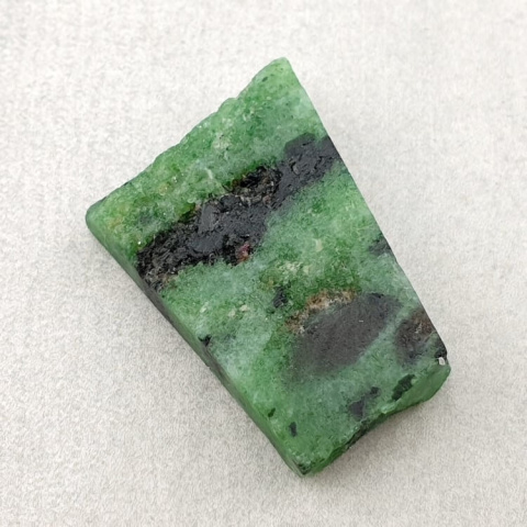 Zoisyt z rubinem cięty surowy 27x19 mm nr 2 Zoisyt z rubinem cięty surowy 27x19 mm nr 2