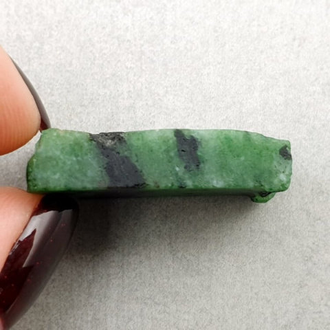 Zoisyt z rubinem cięty surowy 27x19 mm nr 2 Zoisyt z rubinem cięty surowy 27x19 mm nr 2