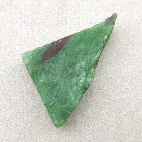 Zoisyt z rubinem cięty surowy 31x23 mm nr 57 Zoisyt z rubinem cięty surowy 31x23 mm nr 57