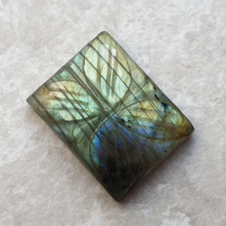 Labradoryt kaboszon carved 26x20 mm nr 101