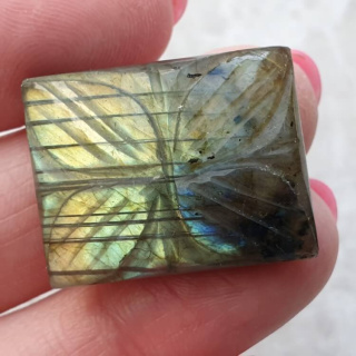 Labradoryt kaboszon carved 26x20 mm nr 101