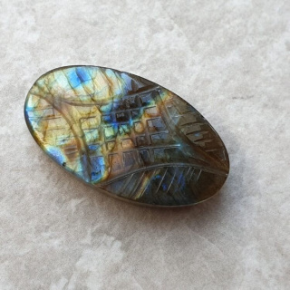 Labradoryt kaboszon carved 27x15 mm nr 111