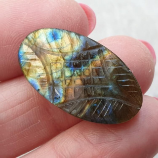 Labradoryt kaboszon carved 27x15 mm nr 111