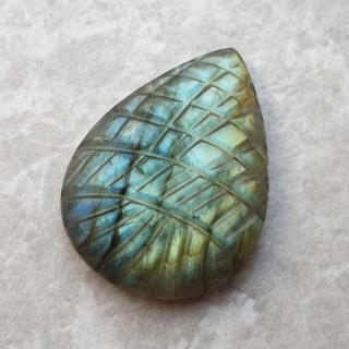 Labradoryt kaboszon carved 28x21 mm nr 110