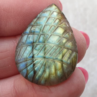 Labradoryt kaboszon carved 28x21 mm nr 110