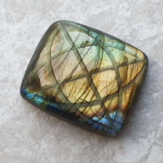 Labradoryt kaboszon carved 29x25 mm nr 91