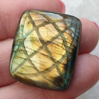 Labradoryt kaboszon carved 29x25 mm nr 91