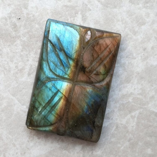 Labradoryt kaboszon carved 31x21 mm nr 83